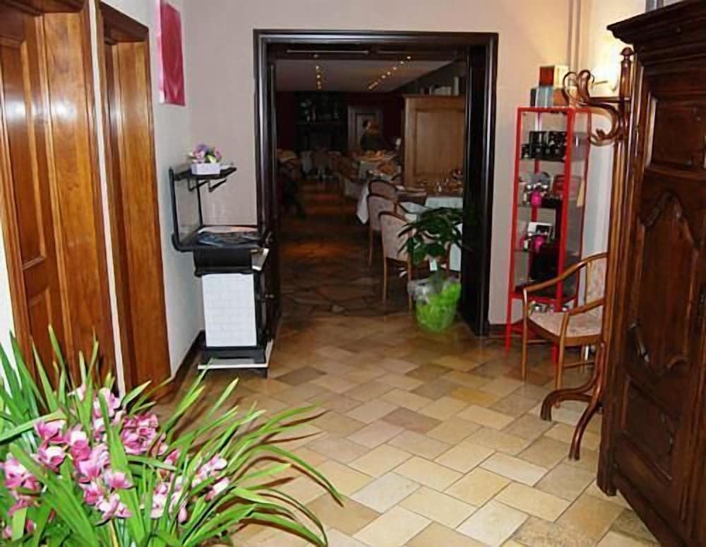 Фото Hostellerie La Villa Des Roses