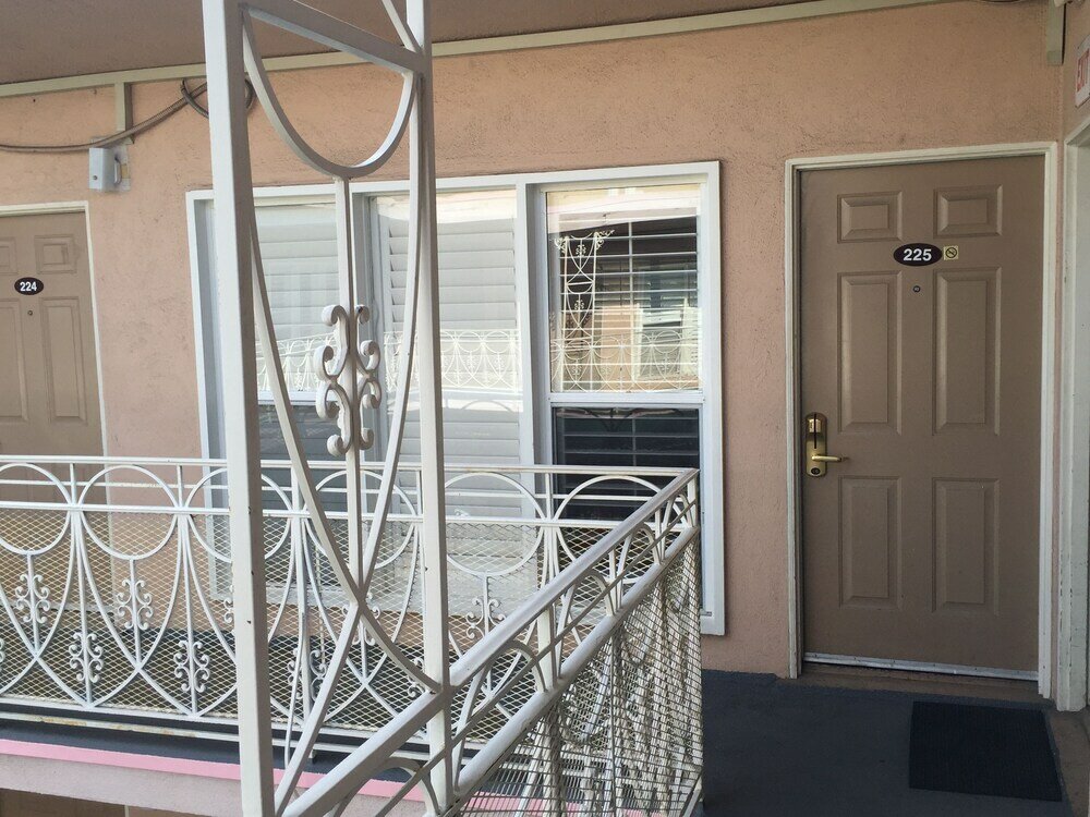 Фото Bevonshire Lodge Motel