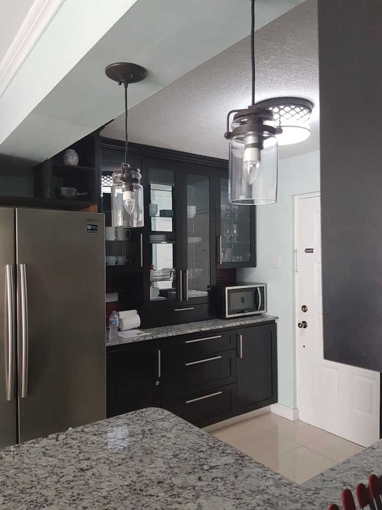 Фото New Kingston Apt at Kensington Court