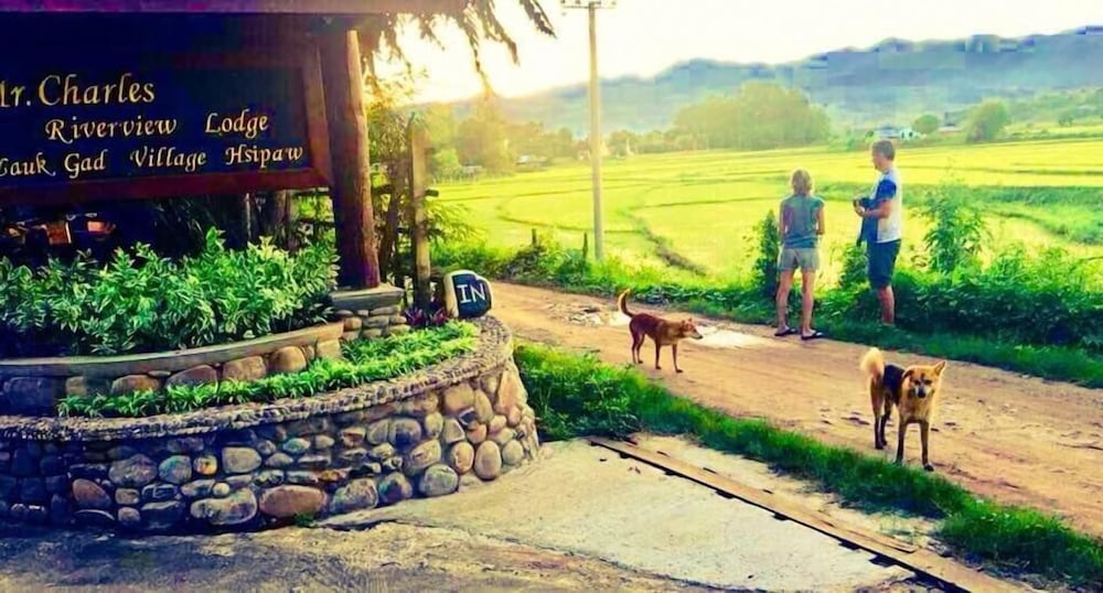 Фото Mr. Charles River View Lodge