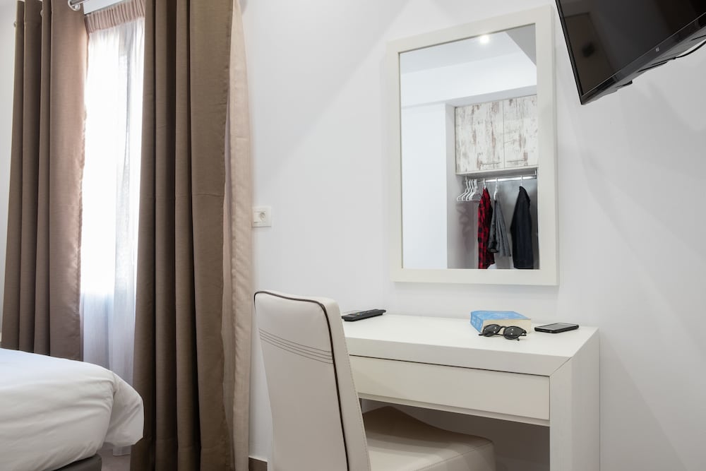 Фото Tristhenia Hotel