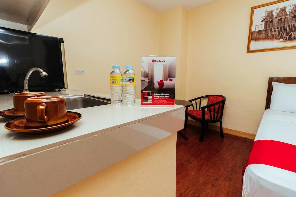 Фото RedDoorz near Little Tokyo Makati