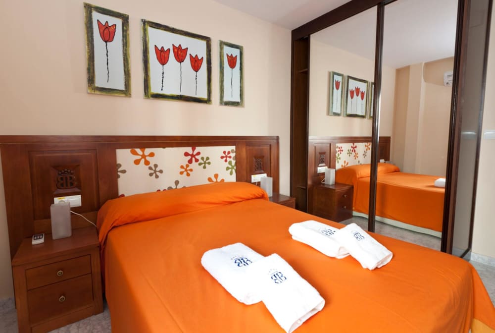 Фото Hotel Mercader de Sedas