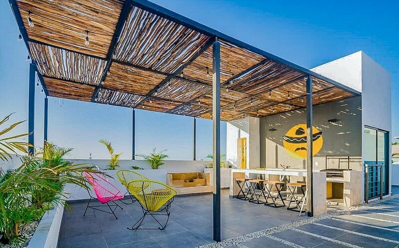 Гостиница Queen Studio Pdc Oasis Pool Rooftop Lounge Walk to 5 Avenida Best Playa Beaches в Плая-дель-Кармен