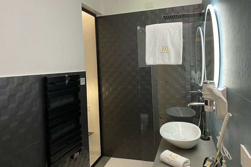 Гостиница Queen Suite With Whirlpool tub - Bb Kreart Suite Rooms в Кротоне