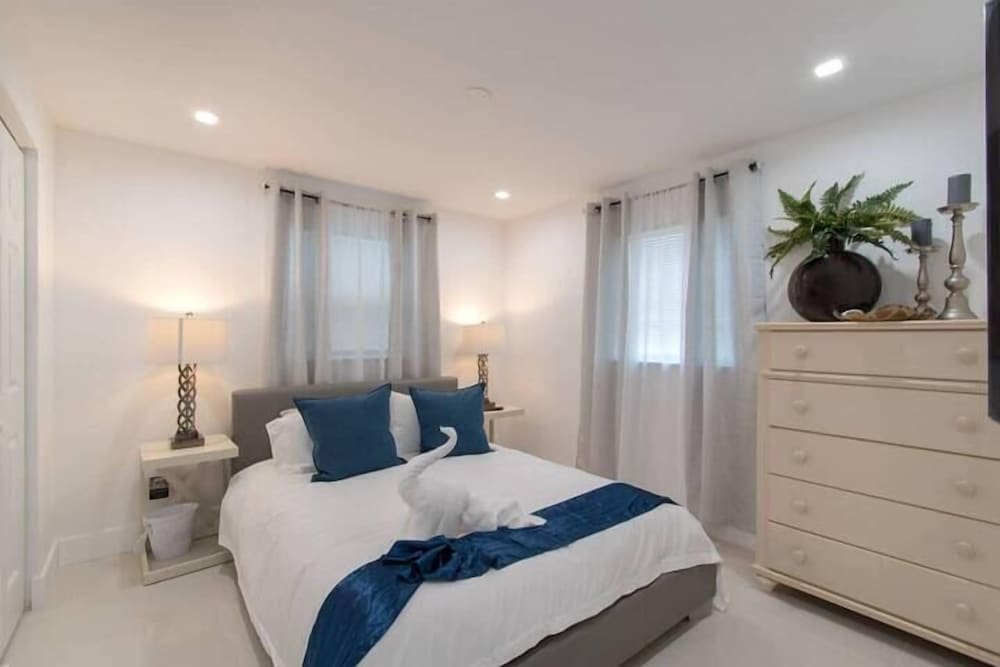 Фото Renovated2 Br with Private Hot tub