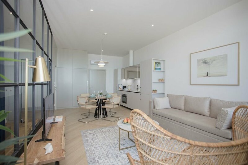Гостиница Liiiving -Luxury Beachfront Apartment II в Порту