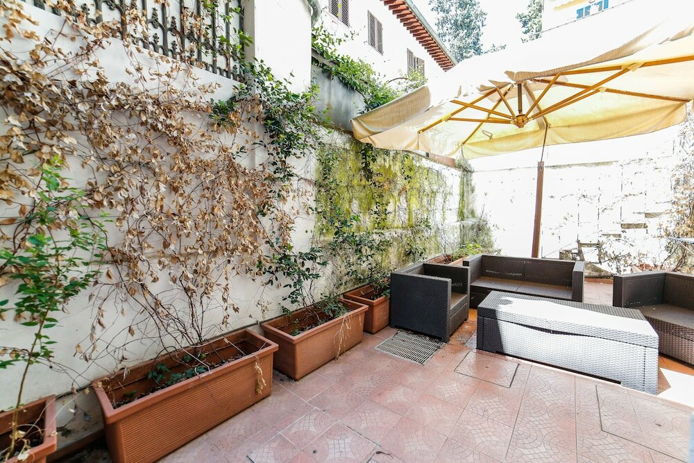 Фото Traditional apt Close to The Duomo - private yard!