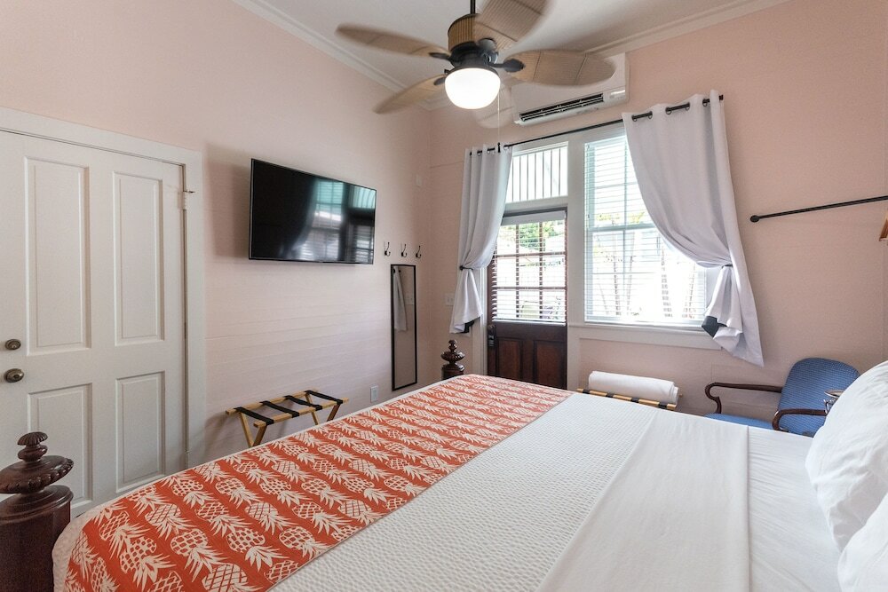 Фото The Porch on Frances Inn