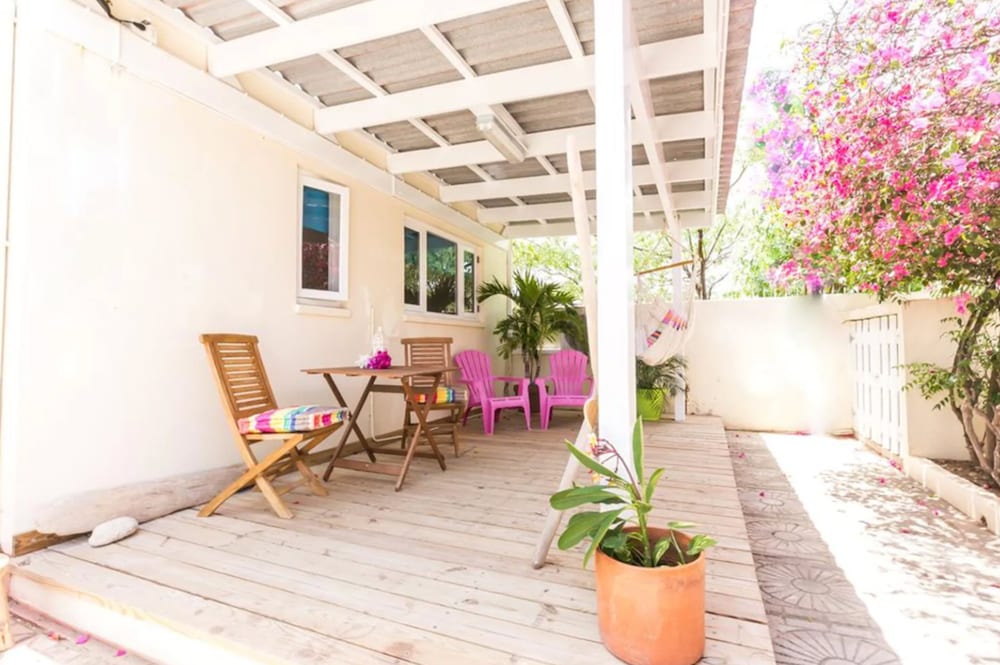 Фото Pauline's Apartments Aruba