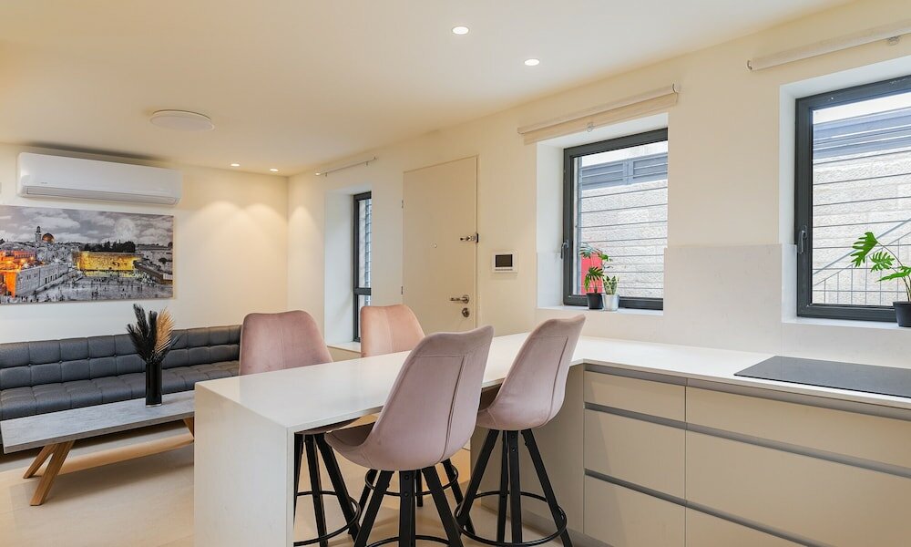 Фото J-Tower Apartments