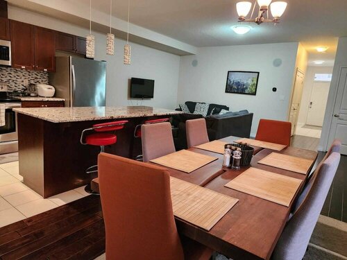 Гостиница Beautiful Three Bedroom House в Китченере