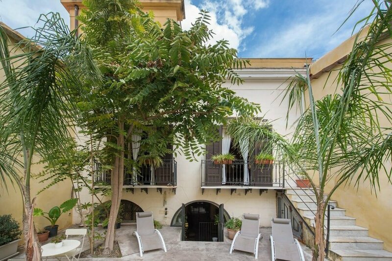 Гостиница Casa d Arte Ugdulena con Terrazza e Piscina - Cm в Палермо