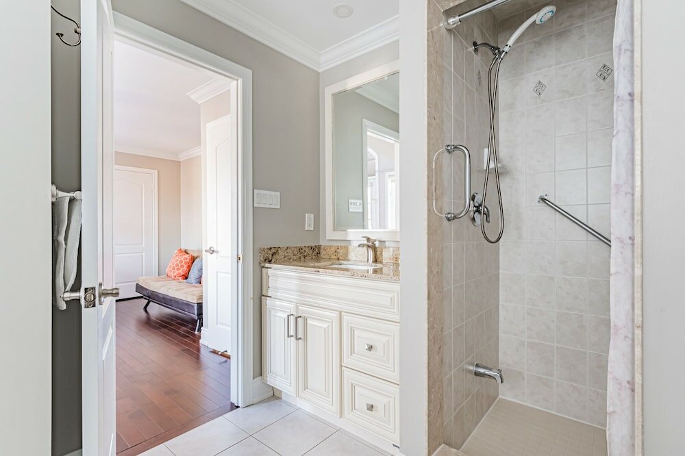 Фото Luxury Villa - Mississauga Square One