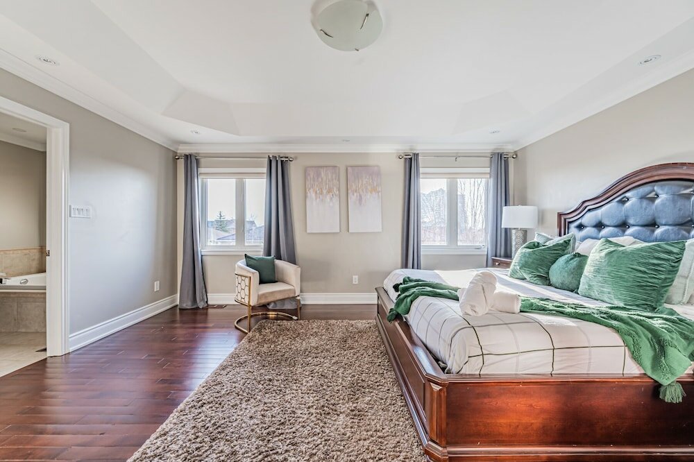 Фото Luxury Villa - Mississauga Square One