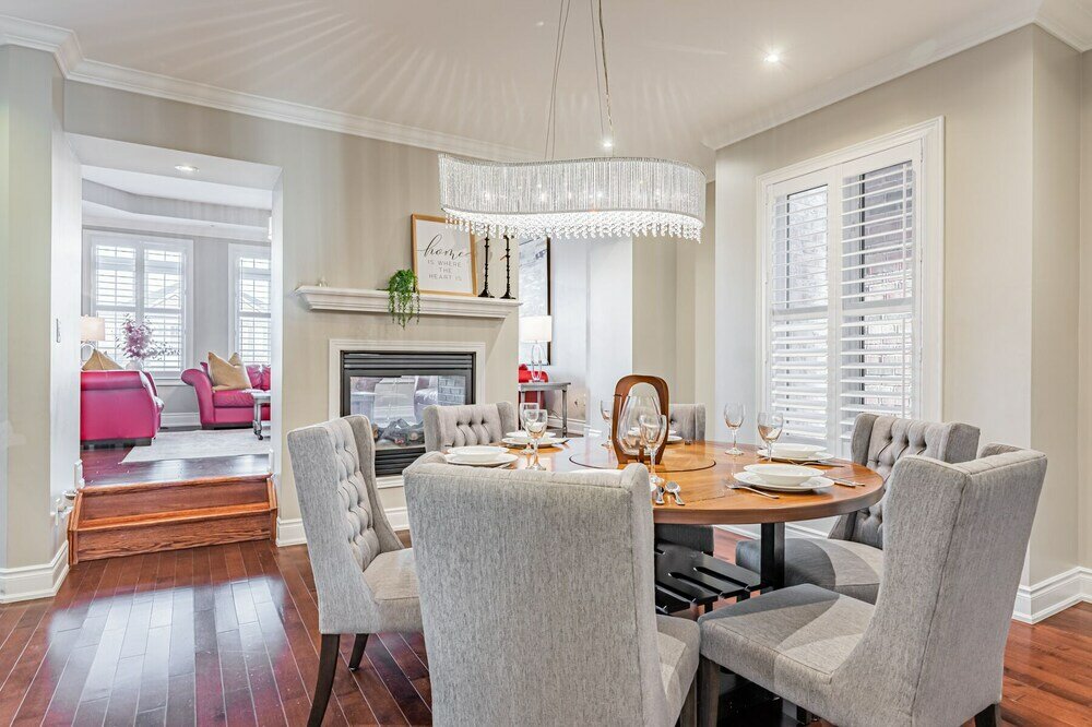 Фото Luxury Villa - Mississauga Square One