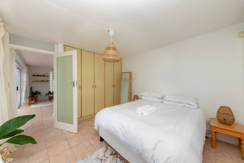 Фото Stylish and Bright 1 Bedroom Apartment - Camps Bay