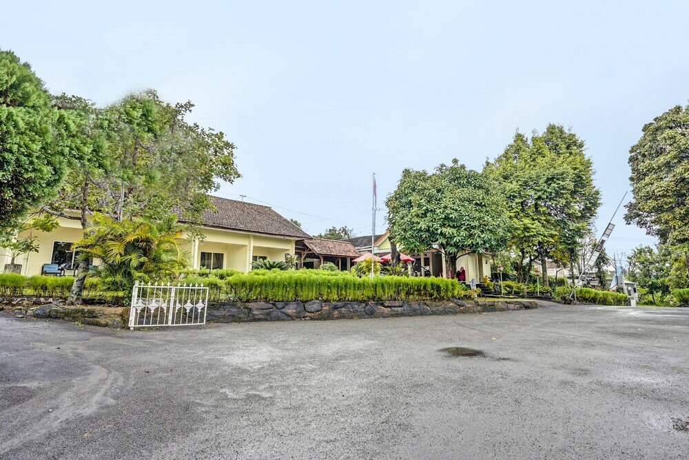 Фото Capital O 92162 Hotel Wisata Karya