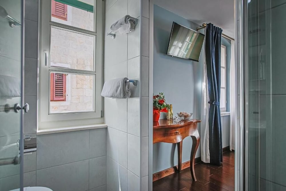 Фото Theatre Luxury Rooms