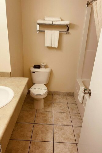 Гостиница Aurora Park Inn & Suites в Досон-Крик