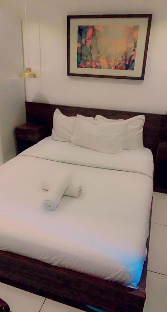 Фото Golden Breeze Suites