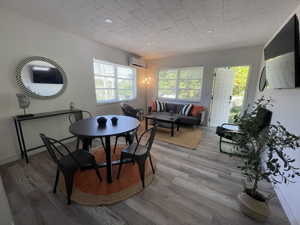 Фото Building next to CocoWalk & Brickell