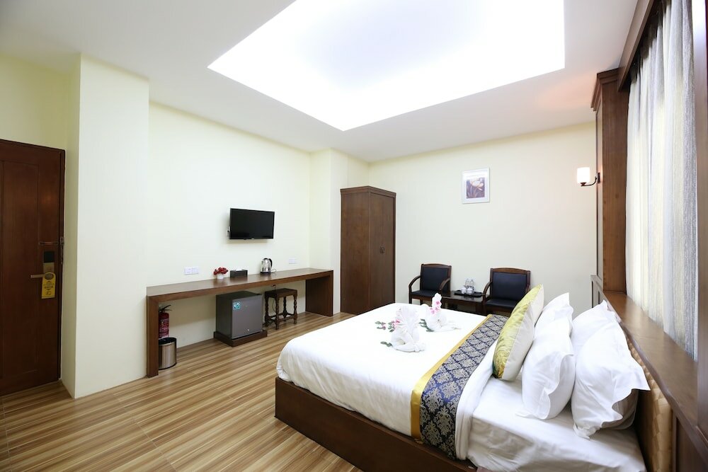 Фото Royal Peacock Hotel