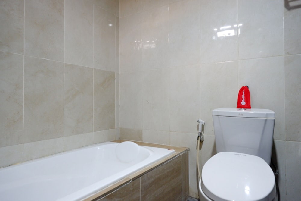 Фото RedDoorz Plus @ Cameloan Hotel Palu