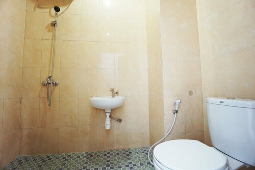 Гостиница Oyo 2566 Putri Kesia Rooms в Манадо