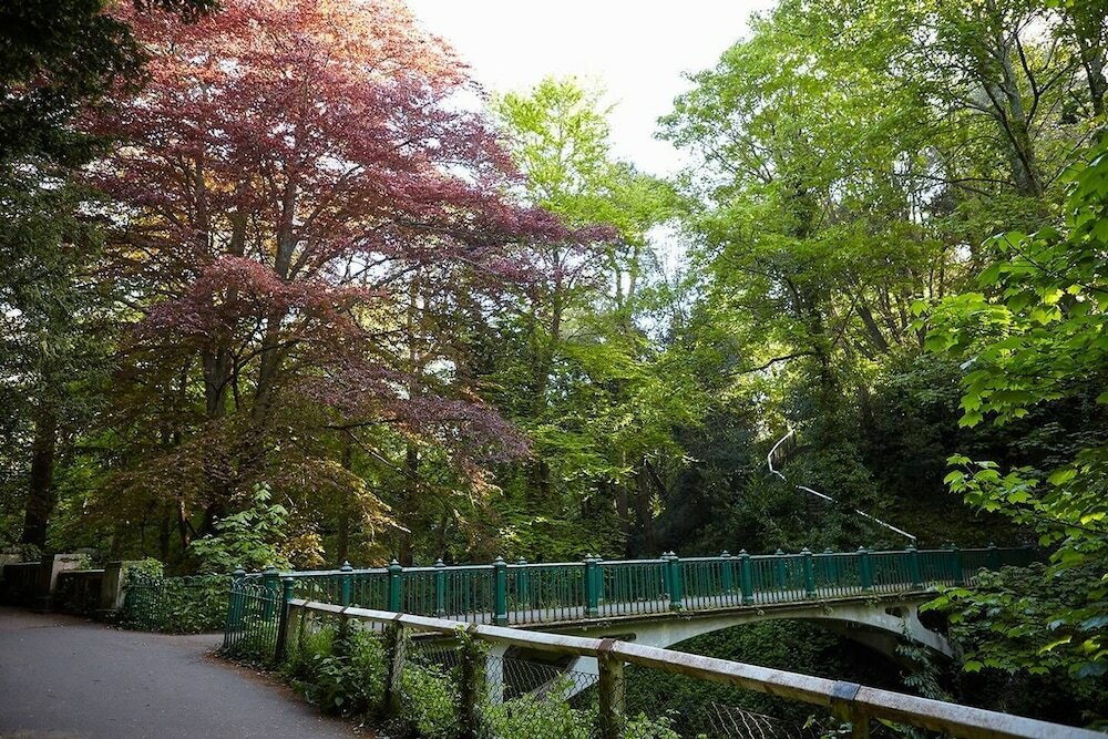 Фото Chic Top Floor Apartment in the Heart of Westbourne Arcade