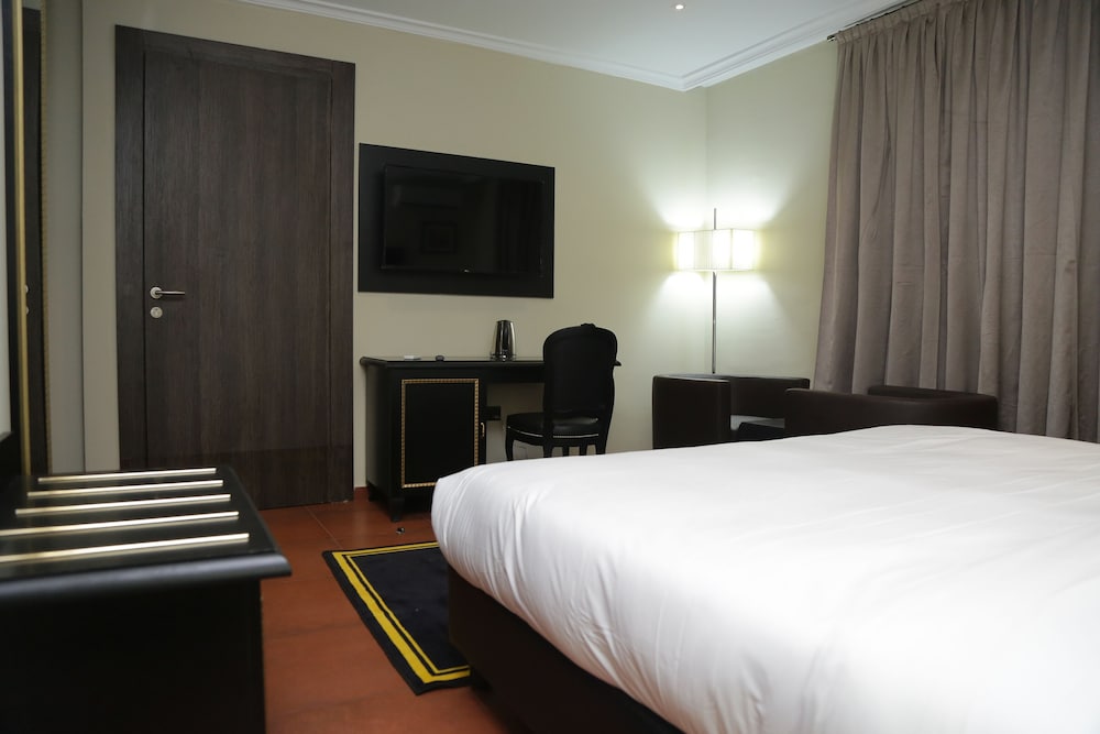 Фото Oak Haven Hotel and Suites