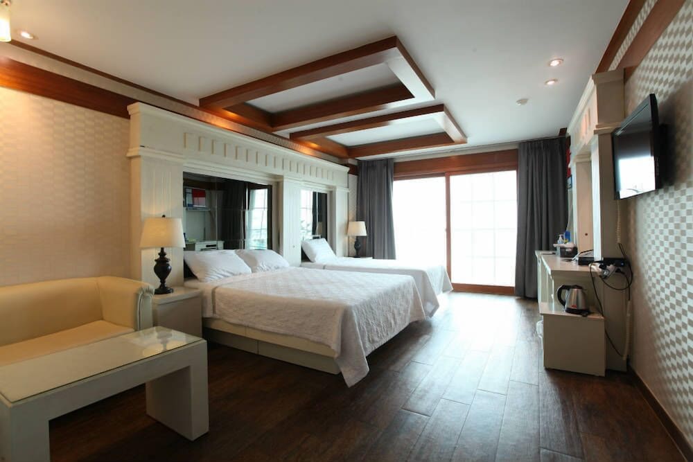 Фото Benikea Mountain and Sea Yangyang