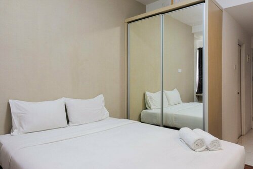 Гостиница RedDoorz Apartment @ Skylounge Tamansari