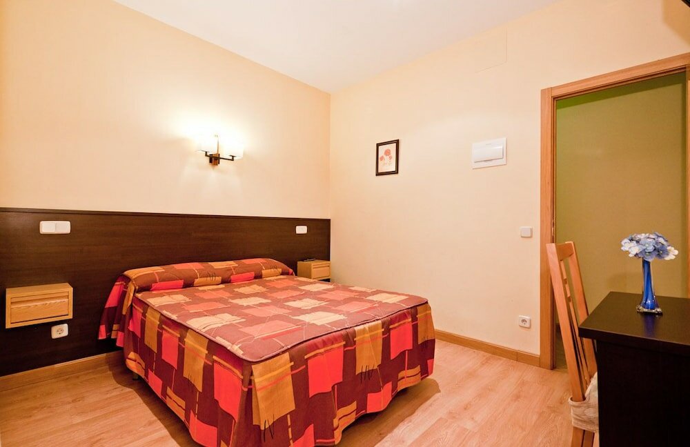 Фото Hostal Las Cortes