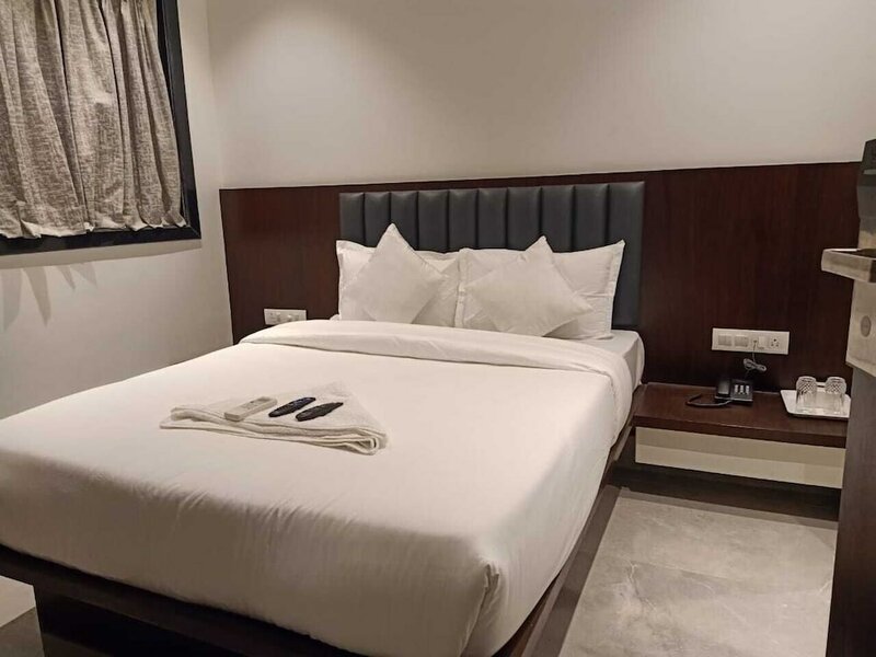 Гостиница Hotel Flora Suites в Мумбаи