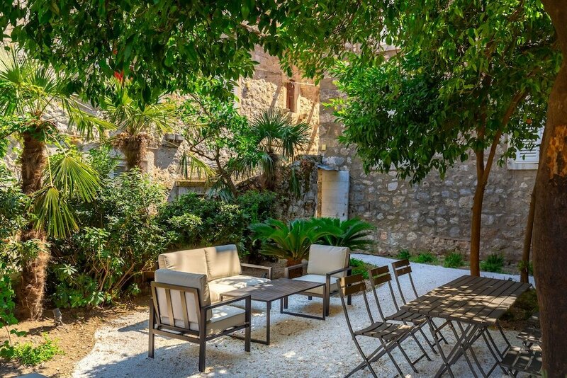 Гостиница Old Town House With Lush Private Garden в Дубровнике