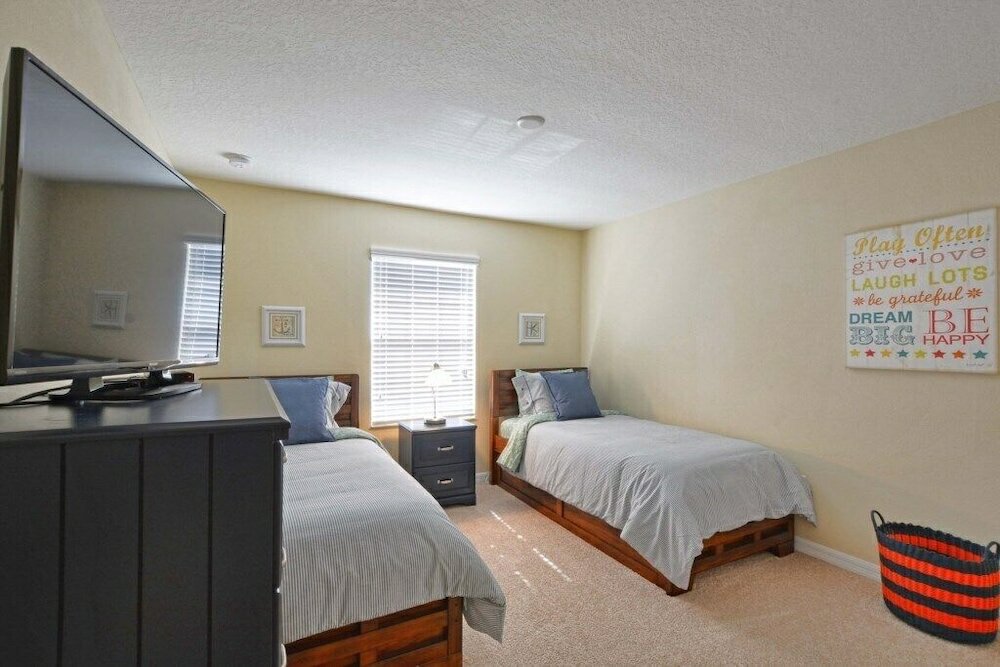 Фото Townhome W/splashpool In Storey Lake -1610st 4 Bedroom Townhouse by Redawning