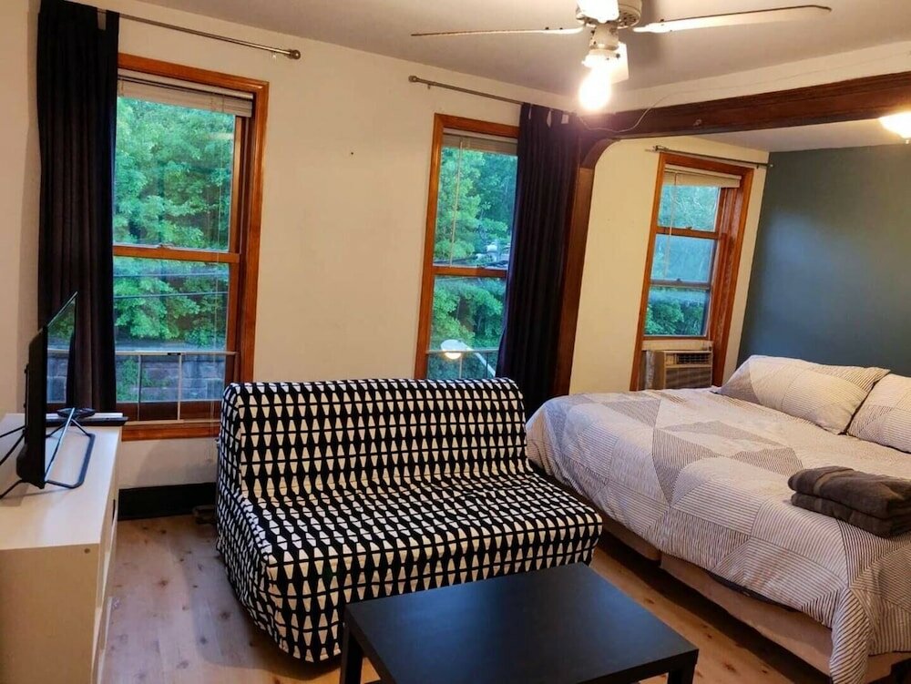 Фото Serene Studio close to Nyc. Walk to shops, Path