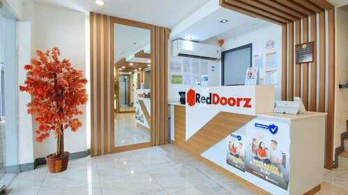 Гостиница RedDoorz Plus @ Jardin Suites Guadalupe Nuevo