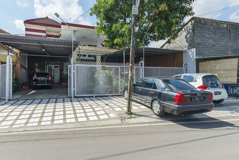 Гостиница RedDoorz near Batik Tulis Celaket 2 в Маланге