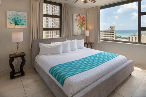 Гостиница Newly Remodeled Corner Unit at the Waikiki Banyan With Diamond Head Views by Redawning в Гонолулу