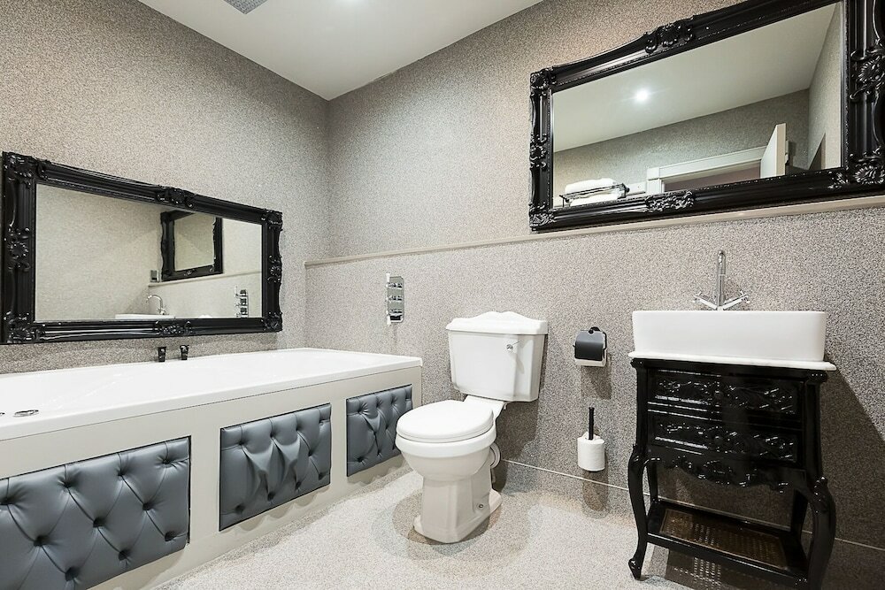 Фото The Dixie Dean Hotel