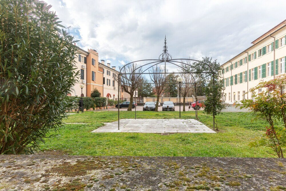 Фото University Apartment con parcheggio e giardino