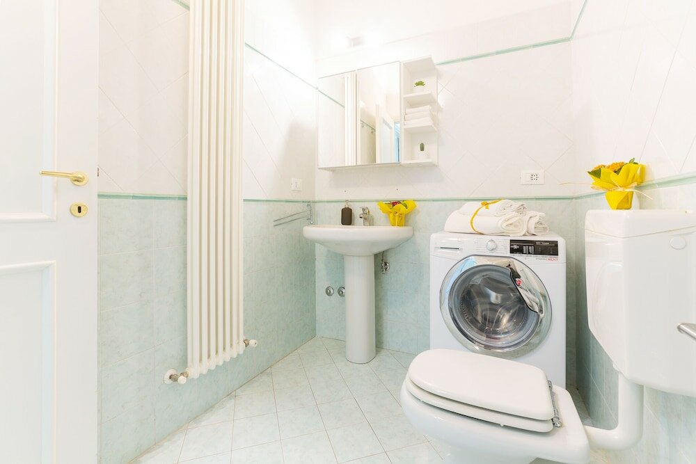 Фото University Apartment con parcheggio e giardino