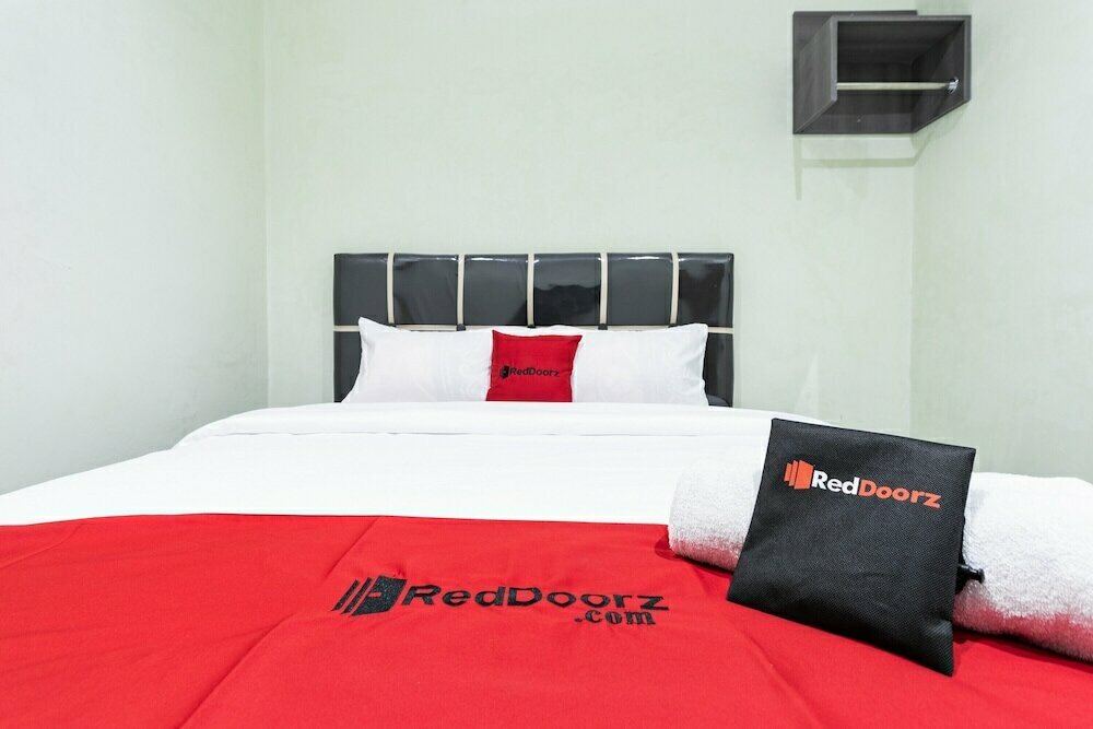 Hotel RedDoorz near Medan Amplas, Medan, photo