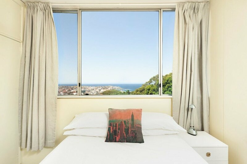 Гостиница Bondi Apt for 4 Panoramic Ocean в Сиднее