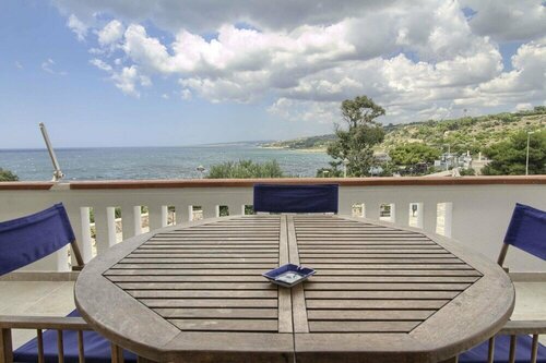 Апартаменты Sunset Greg, Lovely Front bay Terraced House
