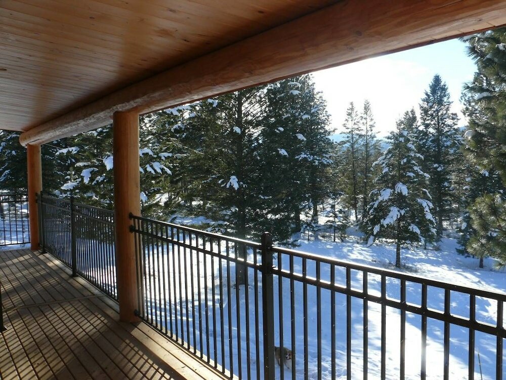 Фото Beautiful Log Chalet Near Fernie, Bc