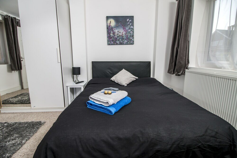 Фото Lovely Rooms in a Quiet Place of Woking