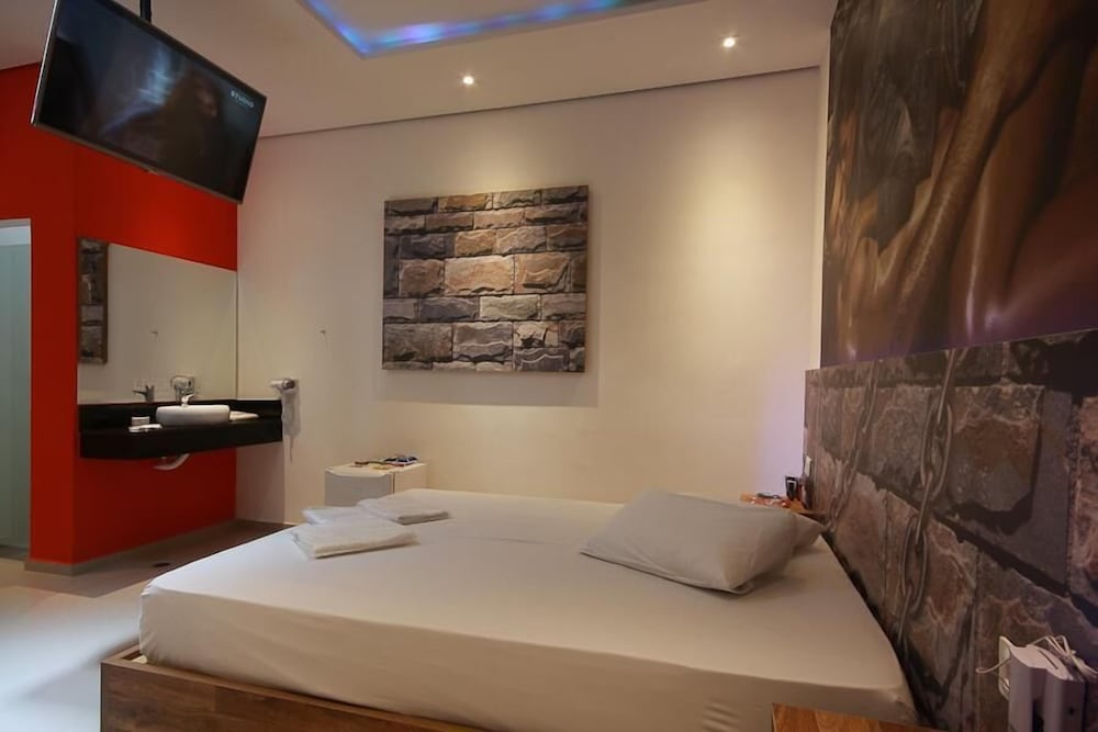 Фото Liverpool Hotel & Motel